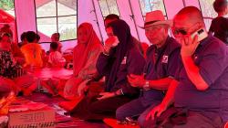 Caleg Partai Perindo Rita Irawati Teteskan Air Mata saat Kunjungi Korban Bencana Longsor di Sukabumi