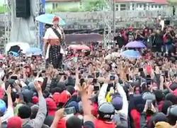 Perjuangan Ganjar Terjang Cuaca Buruk saat Hadiri Kampanye Terbuka di Manggarai