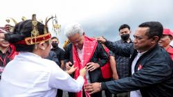 Ganjar Disambut Tokoh Adat hingga Dibalutkan Songke Manggarai saat Tiba di Ruteng