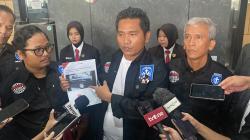 Presiden Jokowi Dilaporkan ke Bawaslu Buntut Viral Pose 2 Jari di Mobil Kepresidenan