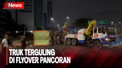  Disalip Motor, Truk Muatan Karton Terguling di Flyover Pancoran