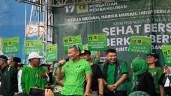 Apresiasi Keberanian Anak Muda, Sandiaga Uno Beri Hadiah Sepatu Lari ke Pengemudi Ojol