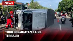 Coba Hindari Kendaraan saat Berputar Arah, Truk Bermuatan Kabel Terbalik