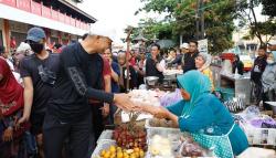 Blusukan ke Pasar Projo Ambarawa, Ganjar Diteriaki Presiden