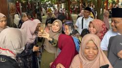 Hadiri Pengajian di Blitar, Siti Atikoh Dikerubungi Ibu-Ibu Minta Foto Bareng<