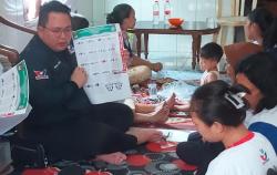 Caleg Perindo Michael Sosialisasi Cara Mencoblos Surat Suara Pemilu 2024 di Sawahan
