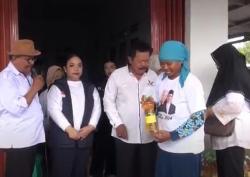 Caleg Perindo Ratih Purnamasari Gelar Bazar Minyak Goreng di Subang