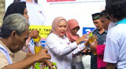Bantu Warga, Caleg Perindo Nia Sita Gelar Bazar Minyak Goreng Murah di Kramat Sentiong