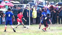 Momen Jokowi Hujan-hujanan Main Bola di Sleman
