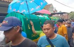 Isak Tangis Iringi Pemakaman 5 Jenazah Korban Kecelakaan Bus Peziarah di Gresik