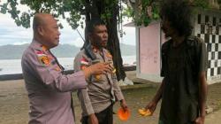 Bantu ODGJ di Jalan, Kabag Ops Polres Talaud: Kita Harus Berbuat Baik Terhadap Sesama