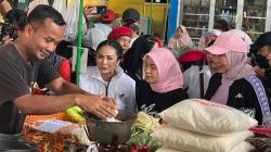 Siti Atikoh Blusukan ke Pasar Rakyat Oro-Oro Dowo Malang, Disambut Antusias Warga<