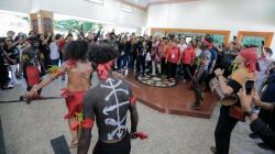 Ganjar Pranowo Disambut Tarian Khas Ambon Simbol Keberanian dan Ketangkasan<