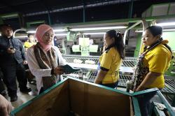 Kunjungi Pabrik Sepatu, Siti Atikoh Ungkap Perempuan Berkontribusi bagi Perekonomian Bangsa