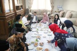 HT bersama Siti Atikoh dan Kiai Musthofa Siroj Lesehan di Ponpes Kempek Cirebon