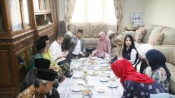 Momen Lesehan Hary Tanoe dan Istri serta Atikoh Bareng Kiai Musthofa Siroj di Ponpes Kempek Cirebon