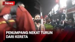 KRL Tujuan Rangkasbitung Mengalami Gangguan, Penumpang Nekat Turun dari Kereta