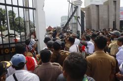 Aksi Kepala Desa Ricuh, Pagar DPR Dijebol