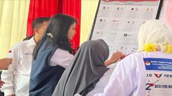 Blusukan ke Jagakarsa, Partai Perindo Ajarkan Warga Cara Mencoblos Kertas Suara yang Benar