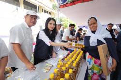 Liliana Tanoesoedibjo Bagikan Minyak Goreng dan Fasilitasi Cek Kesehatan Gratis di Tanah Abang
