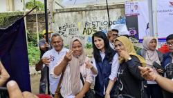 Emak-emak Tanah Abang Rebutan Foto Bareng Liliana Tanoesoedibjo