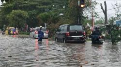 Nekat Terobos Banjir, Sejumlah Kendaraan Mogok di Depan Terminal Sukabumi<