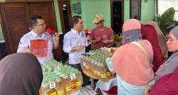 Harga Kebutuhan Pokok Naik, Caleg Partai Perindo Gelar Bazar Minyak Goreng Murah di Bambu Apus