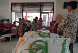 Duh, Caleg di Indramayu Terima Bansos Bantuan Pangan Pemerintah