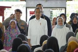 Mesranya, Presiden Jokowi Beri Iriana Hadiah Tas Produk Nasabah PNM Wonogiri