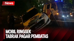 Hindari Motor Ngerem Mendadak,  Mobil Ringsek Tabrak Pagar Pembatas di Cengkareng