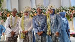 Viral 2 Pasangan Kembar Nikah Bareng di Bandung, Begini Kisah Cintanya<