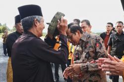 Mahfud Disematkan Tanjak, Diterima sebagai Keluarga Besar Masyarakat Adat Melayu di Kepri