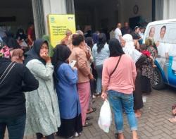 Caleg Perindo Djoni Toat 3 Kali Gelar Tebus Murah Minyak Goreng di Regol Bandung