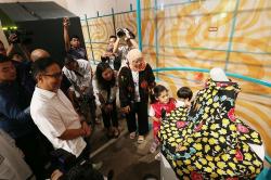 Menkes Kunjungi Pameran Karya Seni Penyintas Kanker yang Digelar MSD Indonesia dan YKI
