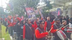 Meriah, Pendukung Ganjar-Mahfud Penuhi JCC Jelang Debat Pilpres Terakhir