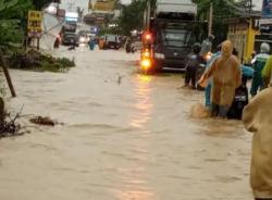 Banjir Lumpuhkan Poros Tegal-Purwokerto dan Rendam 4 Desa di Margasari