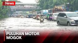 Banjir Setinggi 60 Cm Rendam Jalan D.I Panjaitan Jatinegara, Puluhan Motor Mogok