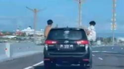 Viral Video Mobil Ugal-Ugalan di Tol Bali, 2 Penumpang Duduk di Jendela<