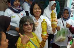 Caleg Perindo Nuning Kertopati Gelar Tebus Murah Minyak Goreng di Magelang