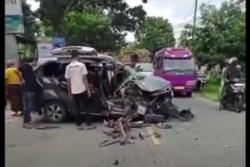 Kecelakaan Minibus Tabrak Truk di Bangkalan, 2 Perempuan Seksi Luka-Luka