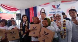 Hary Tanoesoedibjo dan Liliana Tanoesoedibjo Kunjungi Bazar di Tebet, Warga Antusiasme Tanya Gerobak Perindo