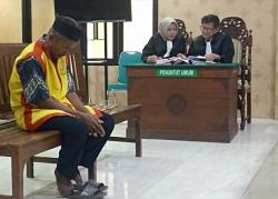 Tok! Hakim Vonis Bebas Kakek Terdakwa Pencuri Ayam Milik Kades di Bojonegoro
