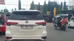 Motif Mobil Dinas Wakil Bupati Jeneponto Gunakan Pelat Nomor Palsu, Hindari Demo<