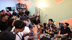 Nongkrong di Pantai Kupang, Alam Ganjar Diskusi Bareng Kawan Tuli dan Influencer<