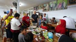 Momen Ganjar Diajak Swafoto saat Makan Siang di Banyuwangi, Langsung Traktir Warga<