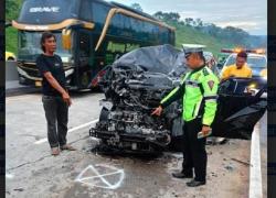 Rusak Parah, Begini Penampakan Innova usai Tabrak Truk di Tol Semarang-Boyolali