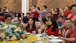 Kompak Pakai Outfit Merah, Hary Tanoesoedibjo Dinner Bareng Keluarga untuk Rayakan Imlek