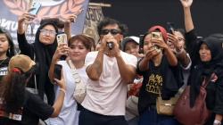 Slank Tampil Memukau di Hajatan Rakyat Cibinong, Penonton Kompak Bernyanyi