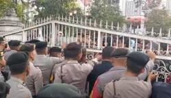 Aksi Demo BEM Se-DIY Desak Selamatkan Demokrasi Diwarnai Saling Dorong<