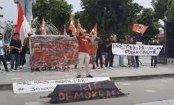 Demo di Grahadi, Gerakan Mahasiswa Surabaya Serukan Boikot Presiden Otoriter